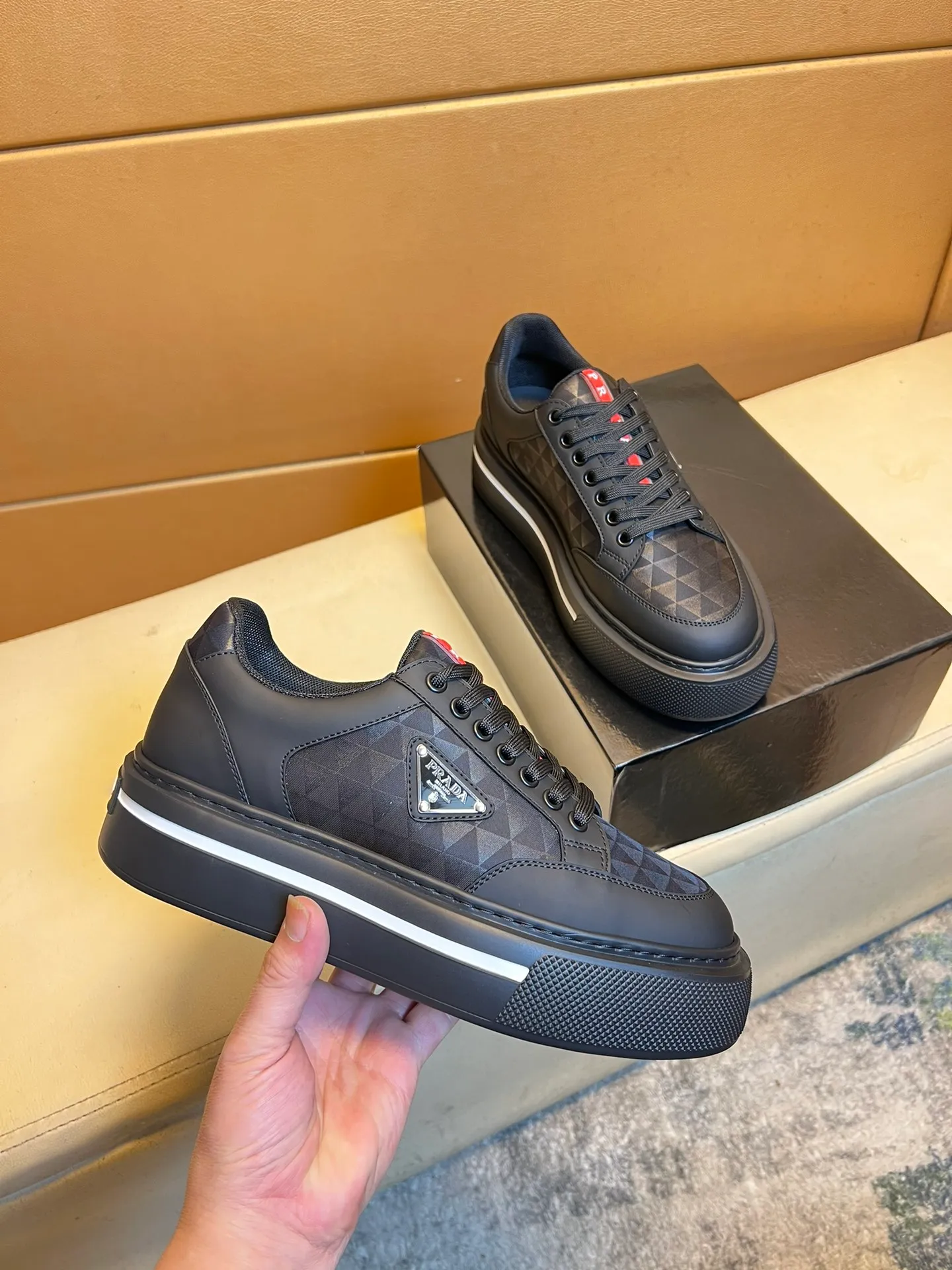 pp560💰👑👑《PRADA》【Classic Original Version】Prada: Top 🔝 Purchasing Agent 🔍🔍Sold at the latest men’s counter simultaneously, imported high-quality original version from Italy 🇮🇹: 🔝Brand silk calfskin·Shoe height, brand logo·Brand high mercerized canvas cloth·Tongue screen printing Brand logo: Prominent (high-end, extravagance, class), exquisite workmanship (imported Italian 🇮🇹 water-based mesh lining, 🐂cowhide feet), soles: original soles specially provided by the original factory, double-layer movable molding: transparent air cushion bottom, environmentally friendly, wear-resistant, ultra-light, comfortable, 🌲🌲🌲, real-life photos 🎬The real ones are more beautiful Wide code number 38-44 (45 46 customized)